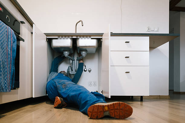 Professional Emergency Plumber technician working in Wellston, MO